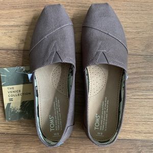 Toms tan flat shoes size 8W NEW